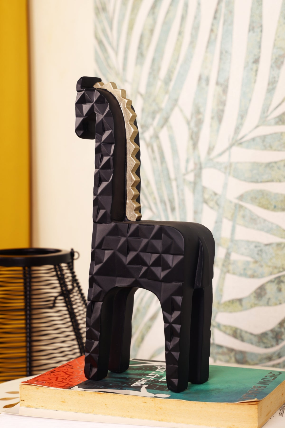 Modern Style Resin Giraffe Statue For Your Home Or Office Decor
