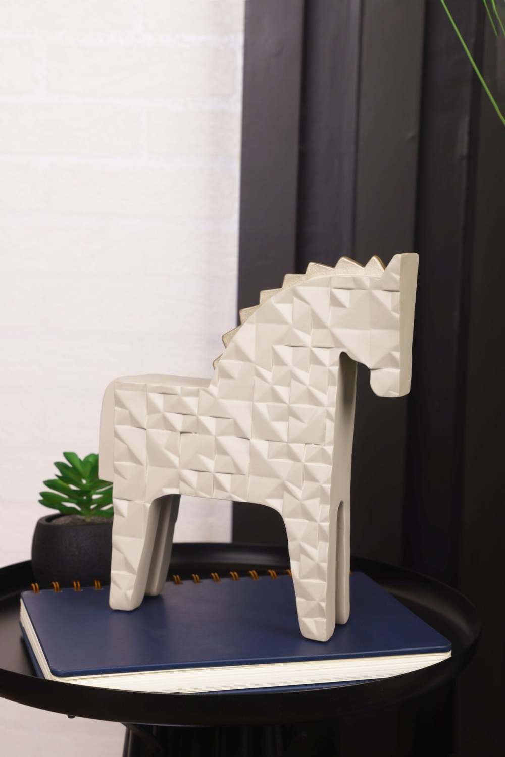 Modern Style Resin Horse Statue For Your Home Or Office Decor