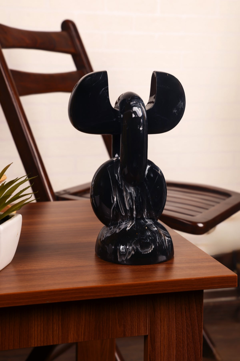 Modern Style Chain Shape Showpiece For Your Home Or Office Decor